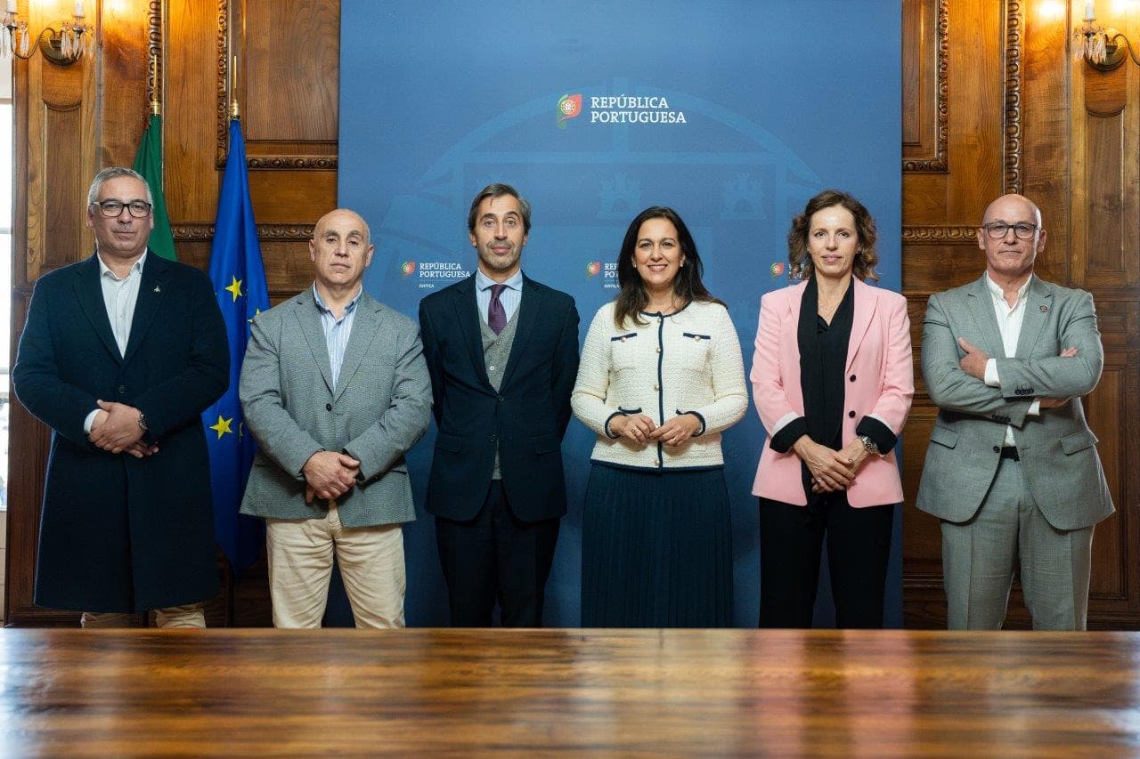 Ministra da Justiça, Rita Alarcão Júdice, e Secretários de Estado Marisa Garrido e Gonçalo da Cunha Pires, com os dirigentes dos sindicatos da Guarda Prisional, Lisboa, 3 dezembro 2025 (Emerson Coutinho)