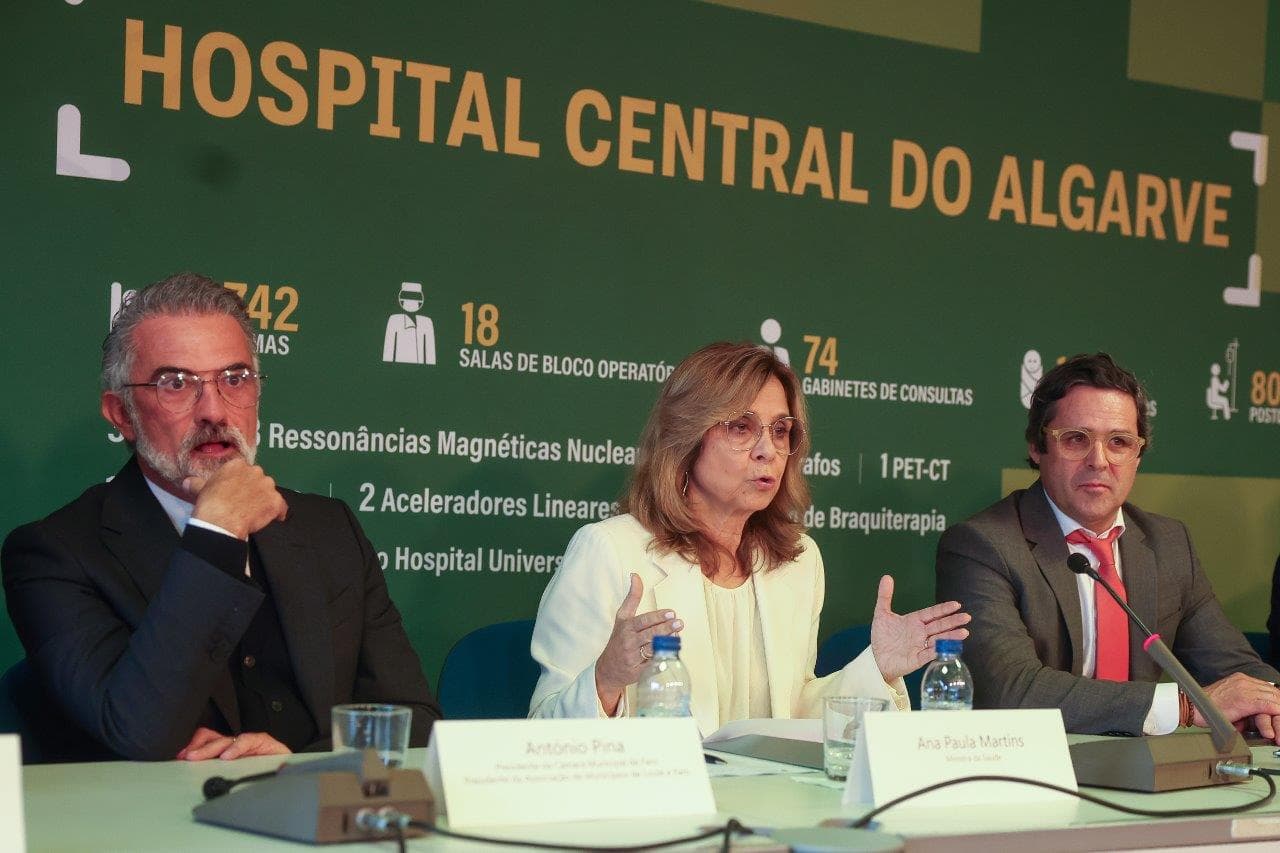Ministra da Saúde, Ana Paula Martins, com os presidentes da Câmaras Municipais de Faro e de Loulé, António Pina e Telmo Pinto, na assinatura de acordos sobre o Hospital Central do Algarve, Loulé, 26 janeiro 2026 (Luís Forra/Lusa)
