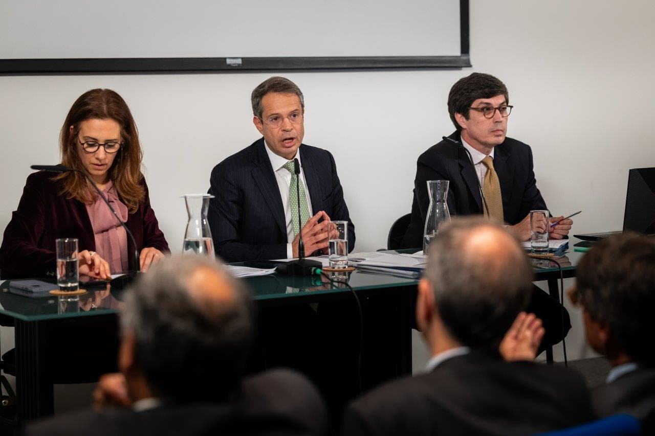 Secretários de Estado Adjunto e do Orçamento, José Maria Brandão de Brito, e da Habitação, Patrícia Gonçalves Costa, na apresentação do inquérito económico da OCDE sobre Portugal para 2026, Lisboa, 6 janeiro 2026