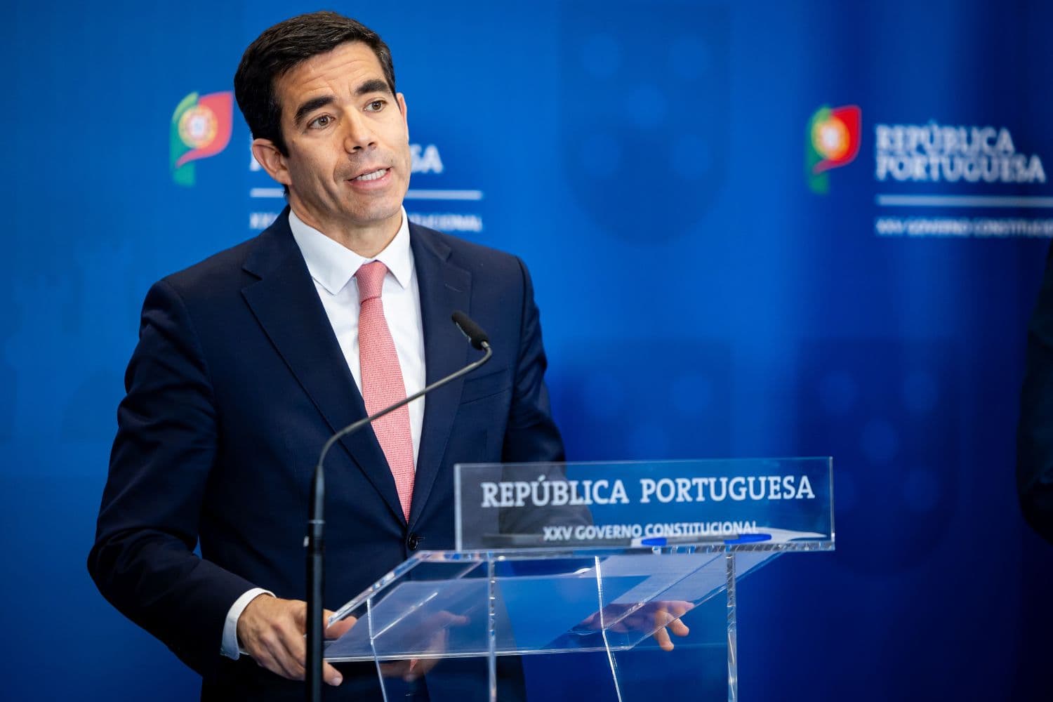 Ministro da Presidência, António Leitão Amaro, na conferência de imprensa do Conselho de Ministros, Lisboa, 9 de abril de 2026 (Mariana Branco)