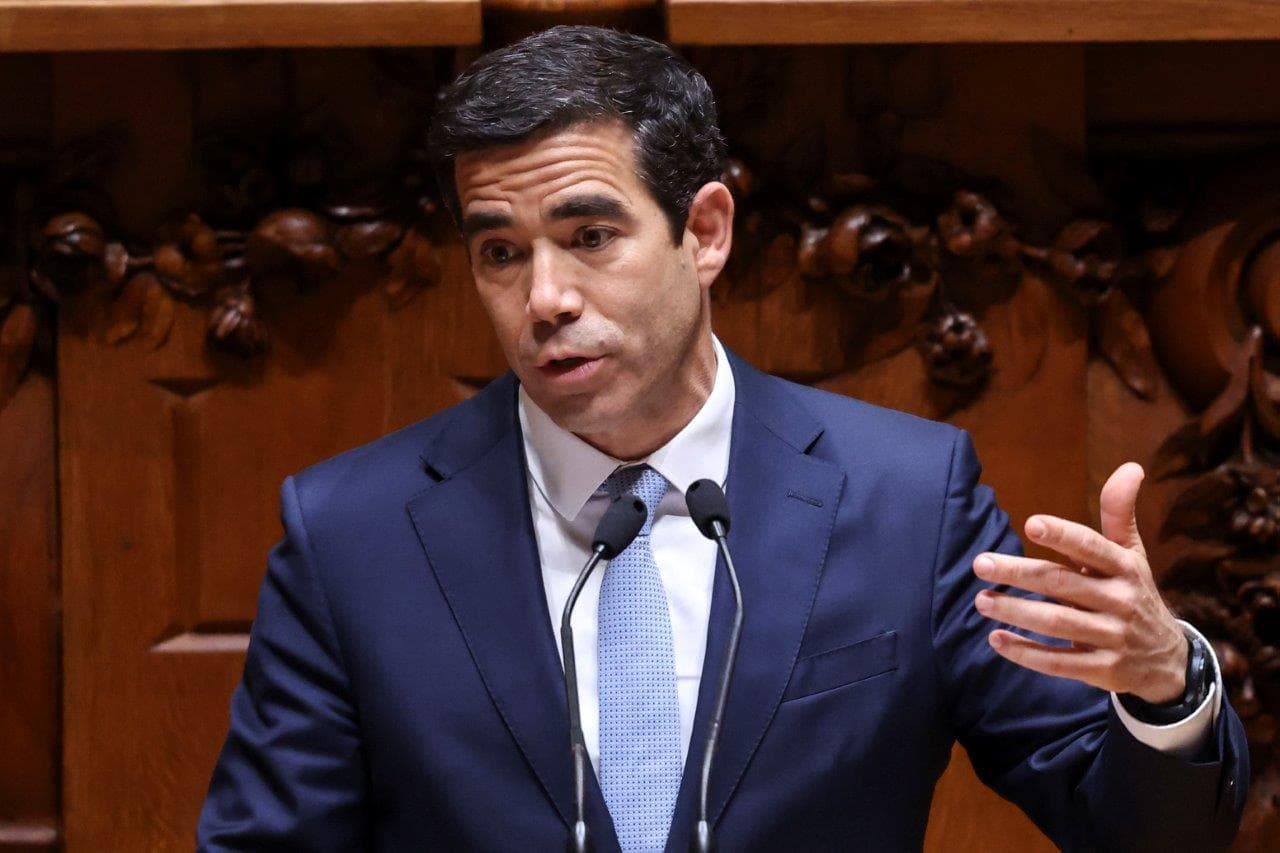 Ministro da Presidência, António Leitão Amaro, no debate sobre a lei da nacionalidade, Assembleia da República, Lisboa, 1 abril 2026 (António Cotrim/Lusa)