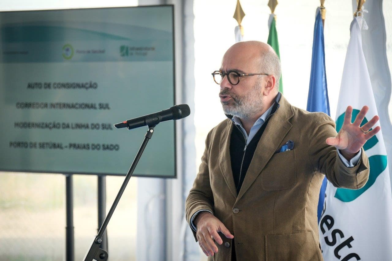 Ministro das Infraestruturas e Habitação, Miguel Pinto Luz, na consignação da empreitada de modernização da ferrovia no porto de Setúbal, 2 março 2026 (Rui Minderico/Lusa)
