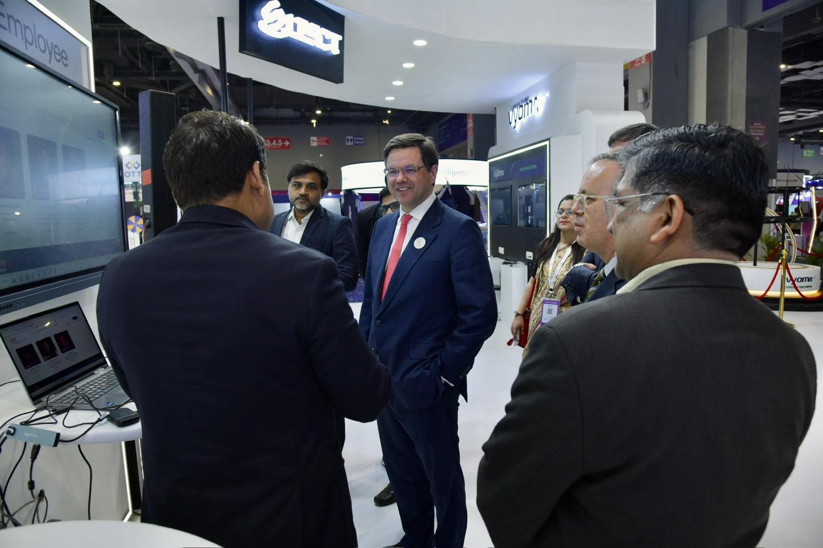 Ministro Ajunto e da Reforma do Estado, Gonçalo Matias, conversa com participantes no AI Impact Summit, Nova Deli, 19-20 fevereiro 2026