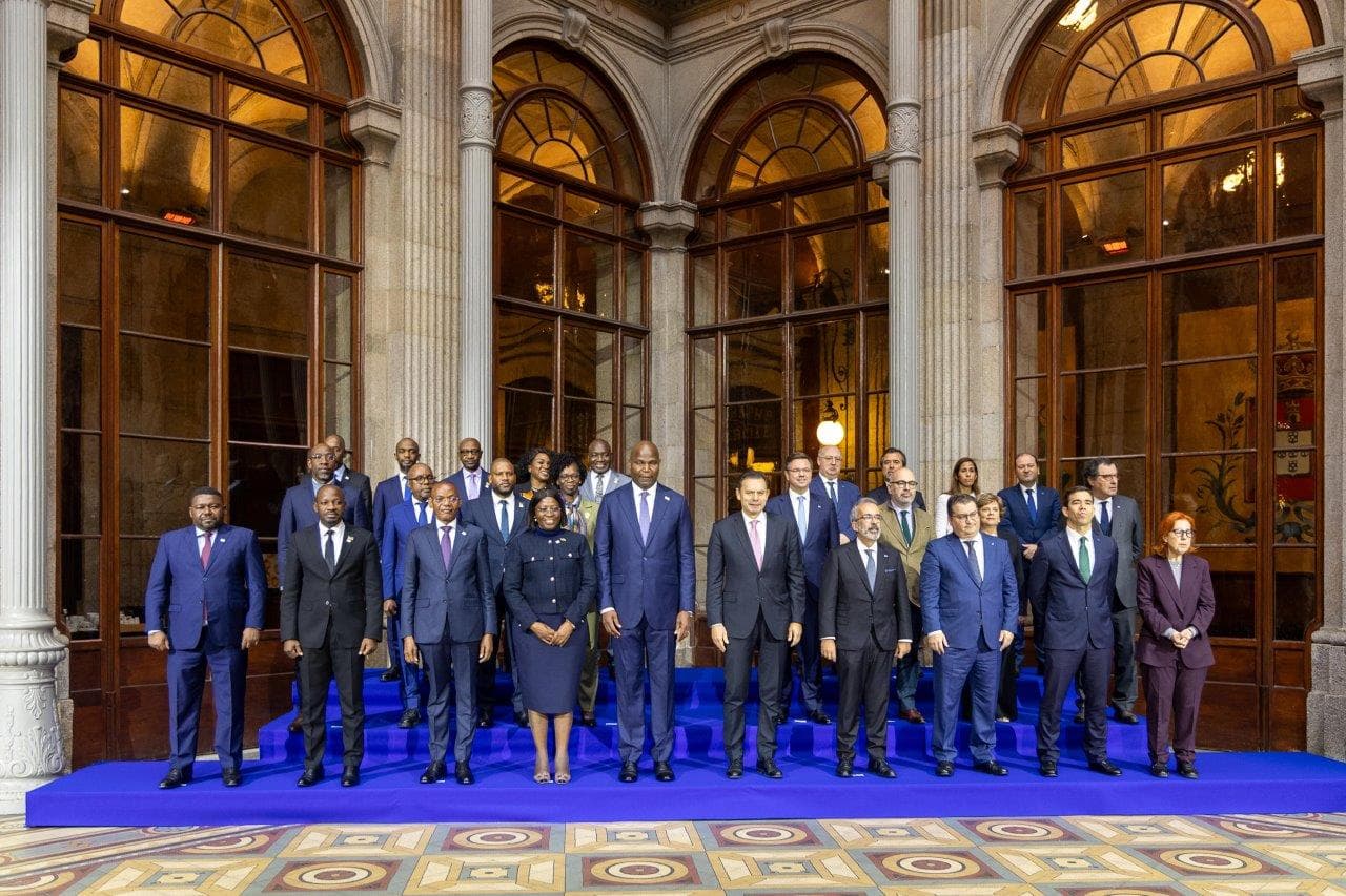 Foto de família da VI Cimeira Portugal-Moçambique, Porto, 9 dezembro 2025
