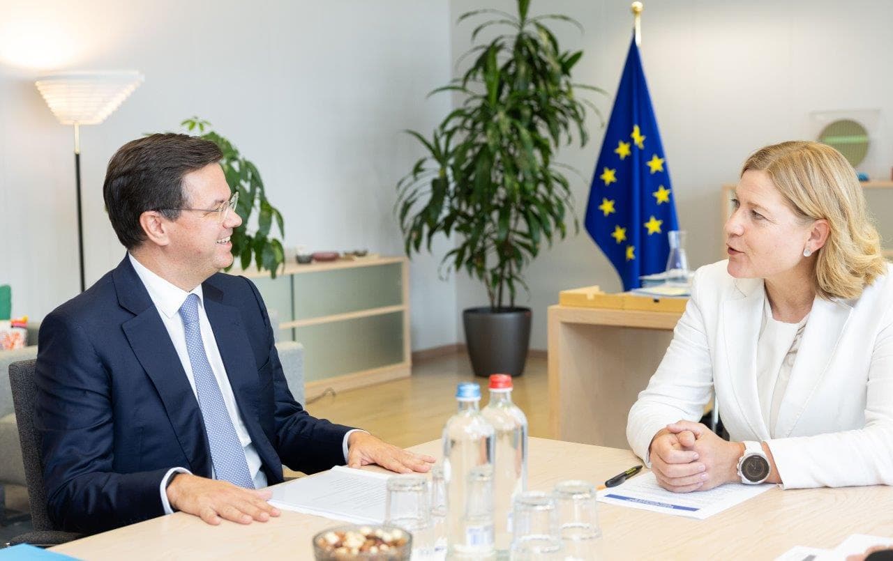 Ministro Adjunto e da Reforma do Estado, Gonçalo Matias, com a Vice-Presidente Executiva da Comissão Europeia Henna Virkkunen, responsável pela soberania tecnológica, Bruxelas, 22 julho 2025 (UE)
