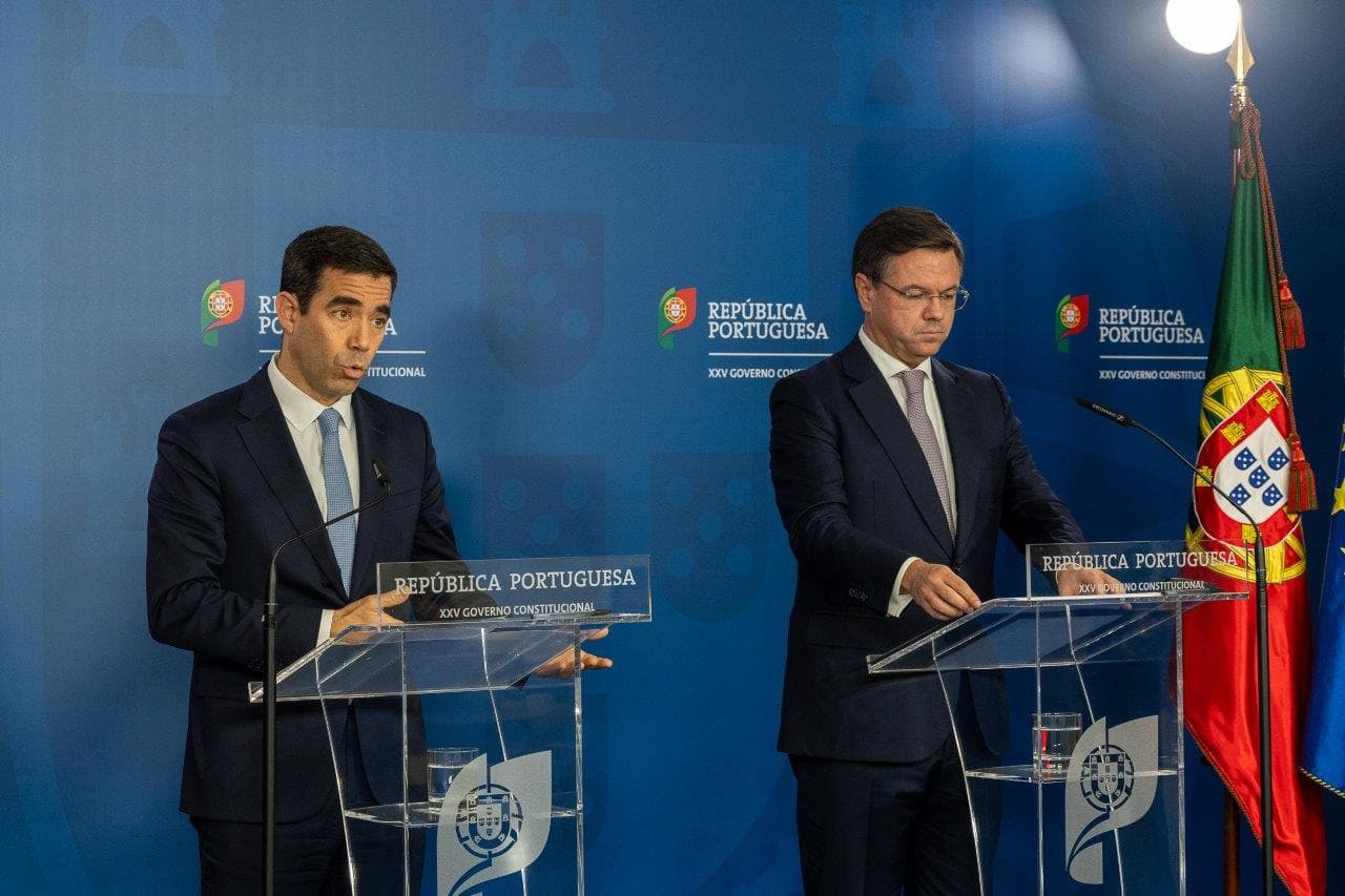 Ministro da Presidência, António Leitão Amaro, e Ministro Adjunto e da Reforma do Estado, Gonçalo Matias, na conferência de imprensa do Conselho de Ministros Lisboa, 4 dezembro 2025 (Maria Costa Lopes)