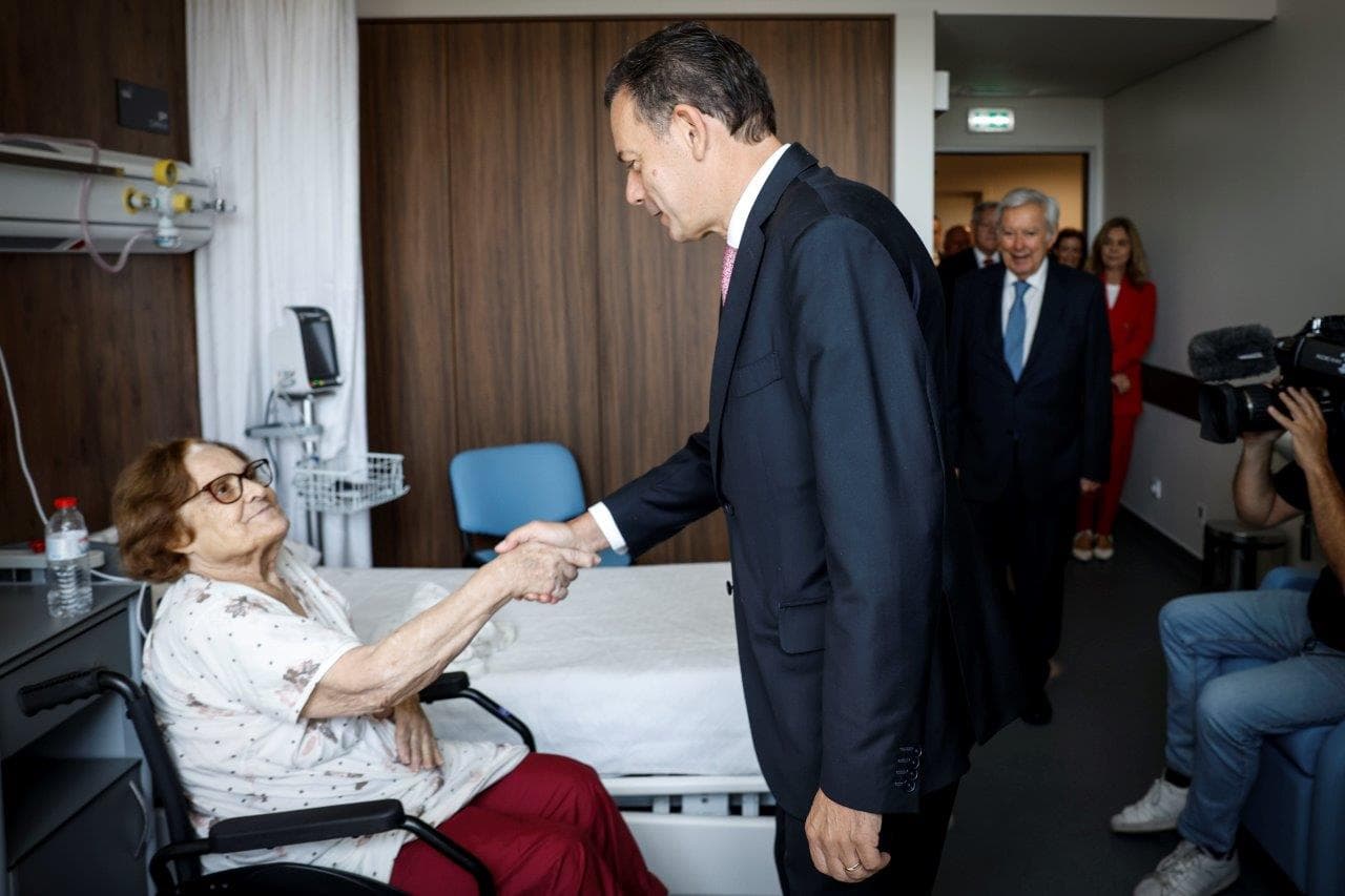 Primeiro-Ministro Luís Montenegro cumprimenta doente no Hospital de Sintra, 14 julho 2025 (António Pedro Santos/Lusa)