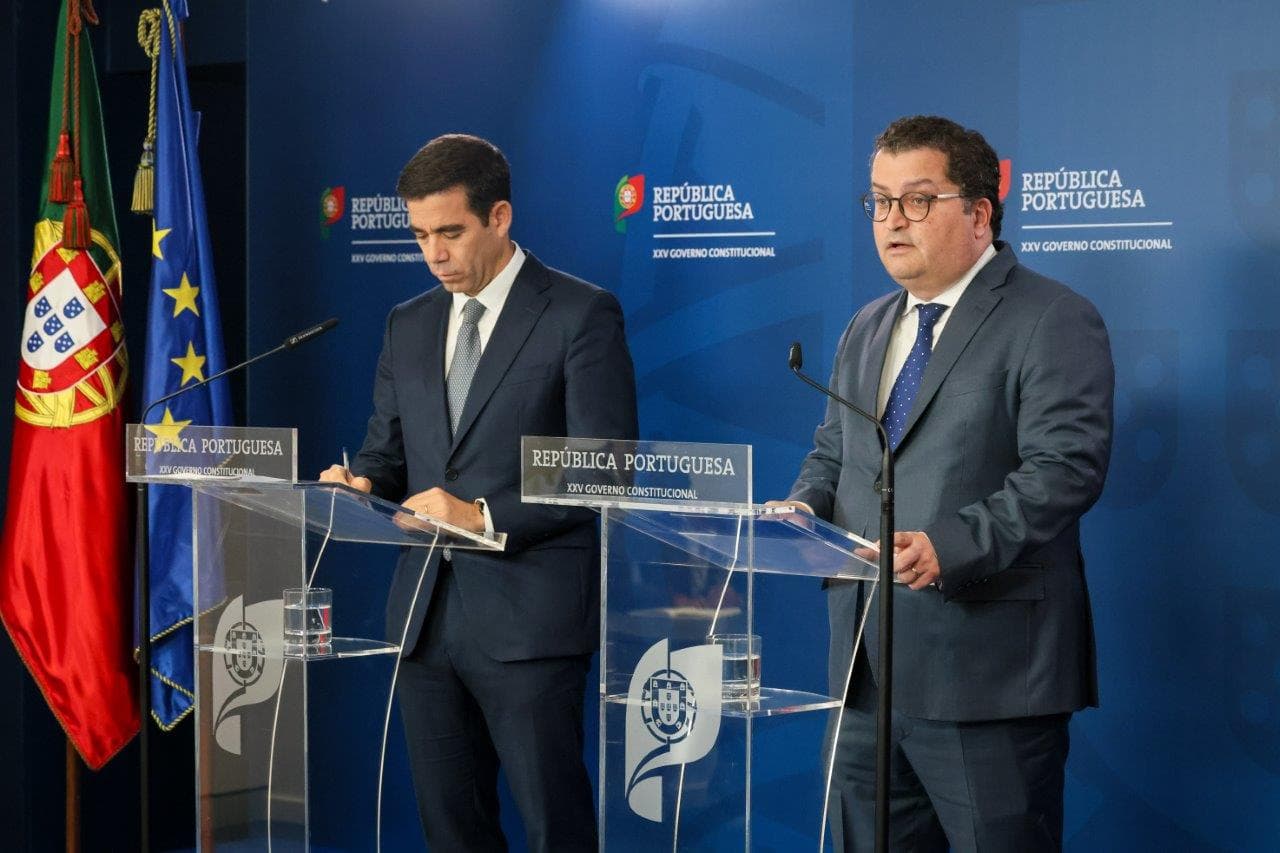 Ministros de Estado e das Finanças, Miranda Sarmento e da Presidência, Leitão Amaro, na conferência de imprensa do Conselho de Ministros, 17 julho 2025 (André Moreira)