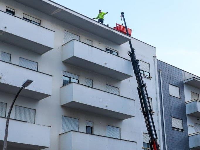 Trabalhos de reconstrução de telhado após a tempestade