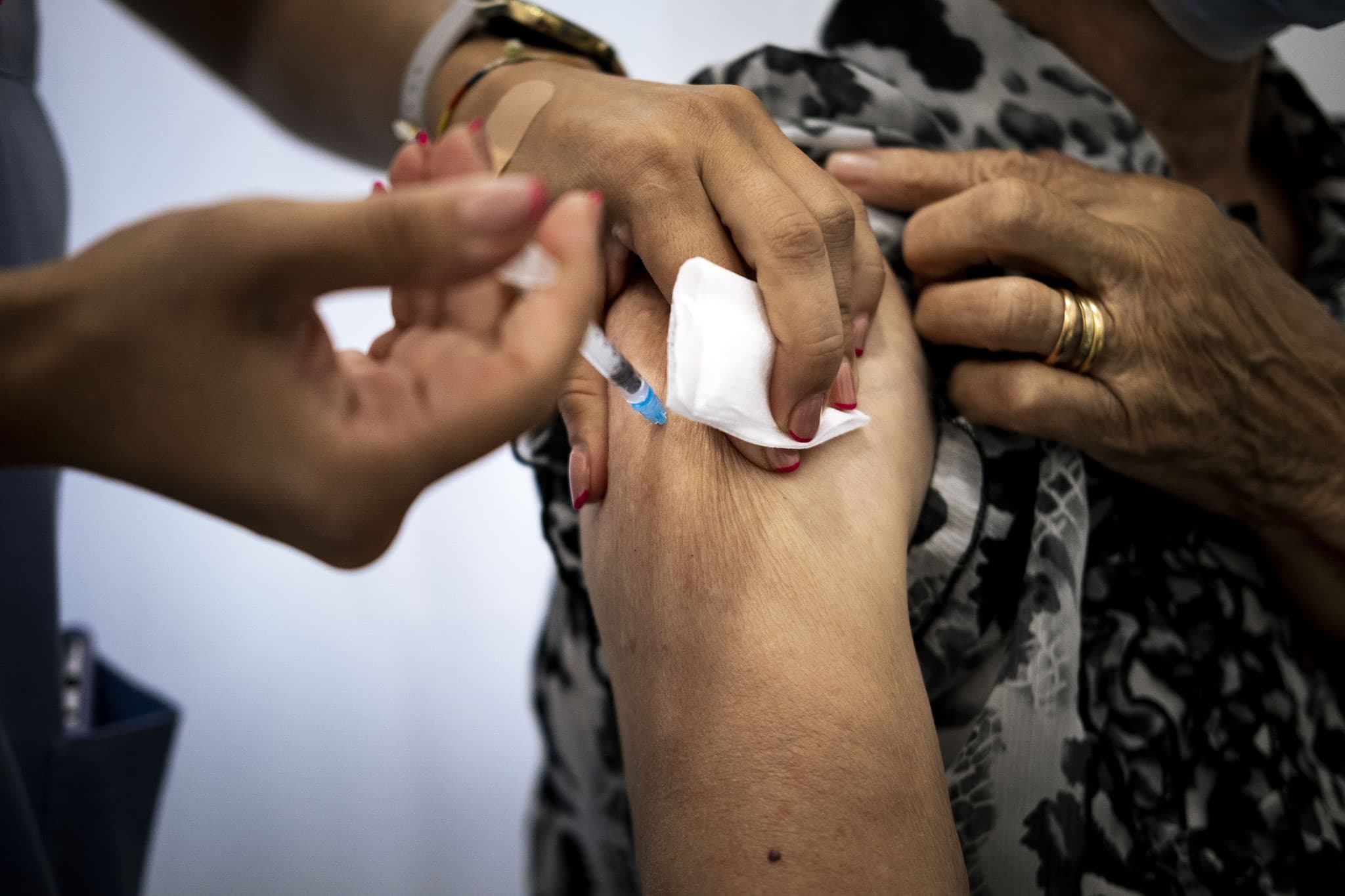 Vacinação contra a gripe e covid-19 arrancou esta terça-feira