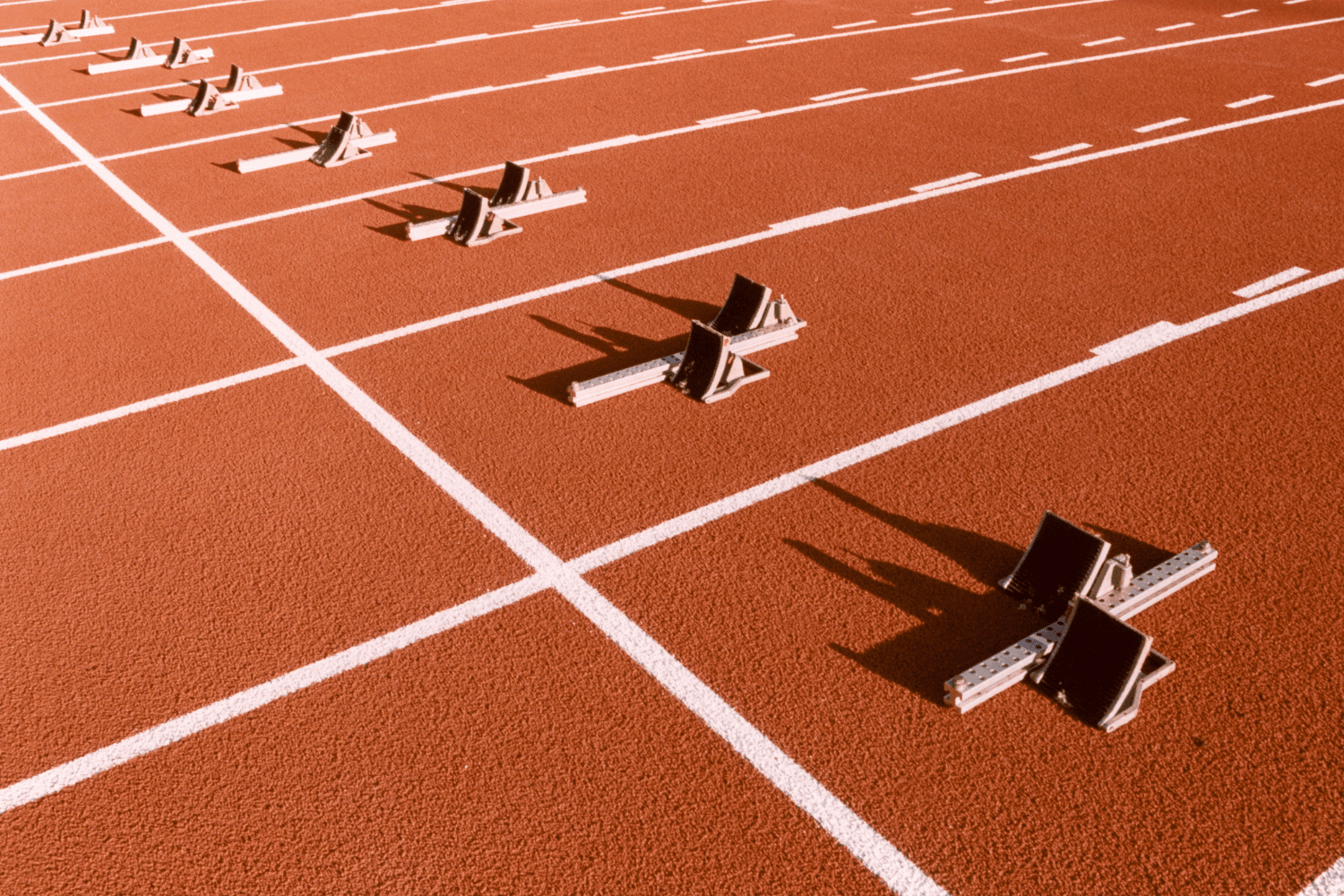 Blocos de partida numa pista de atletismo