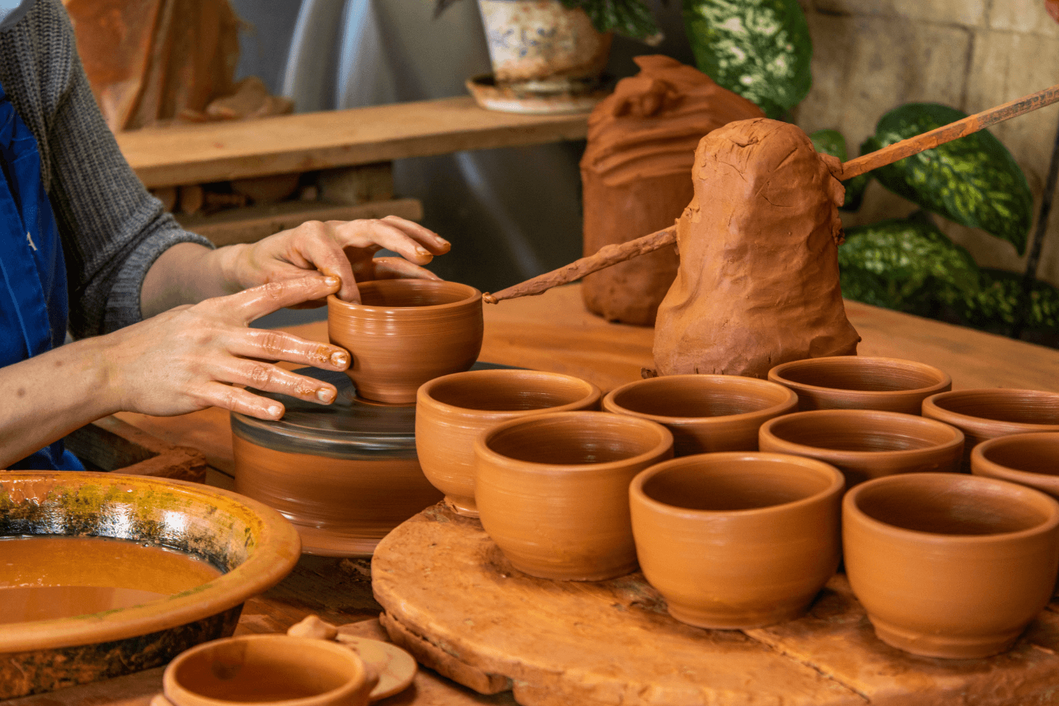 Imagem ilustrativa da produção artesanal de peças de cerâmica