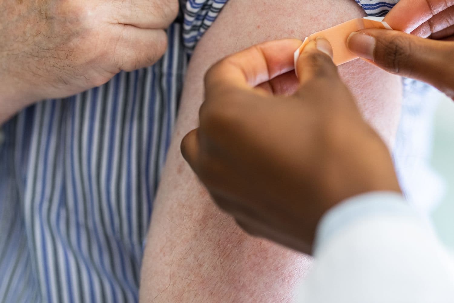 A campanha de vacinação sazonal contra a gripe e a COVID-19 para o outono-inverno 2026-2027 começou a 30 de setembro no SNS, farmácias comunitárias aderentes e outros locais