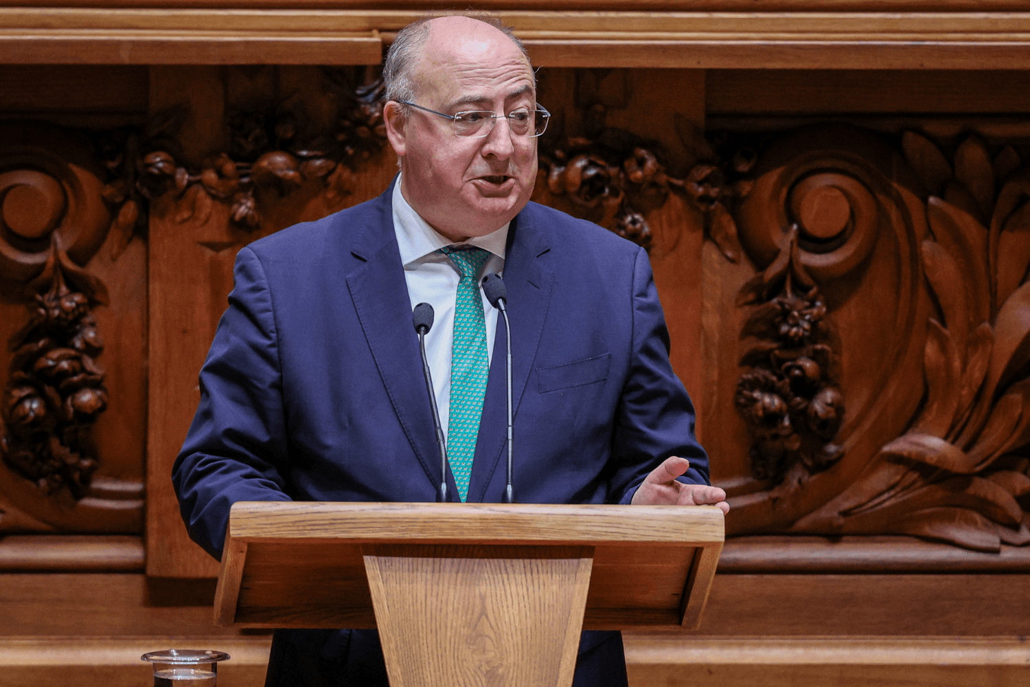O ministro da Agricultura e Mar, José Manuel Fernandes, usa da palavra no debate parlamentar na Assembleia da República em Lisboa, 19 de junho de 2026. (TIAGO PETINGA/LUSA)