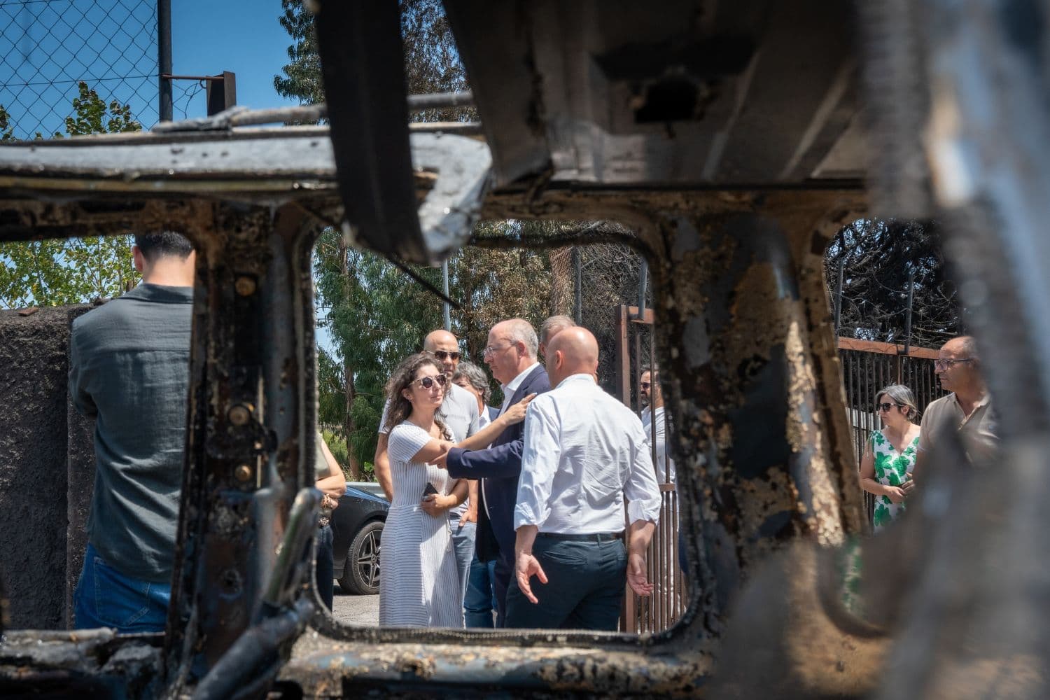Ministro da Agricultura e Mar, José Manuel Fernandes, em visita às zonas afetadas pelos incêndios, anunciou apoios para produtores. Valpaços, 3 de agosto de 2026 (MAGRIM)