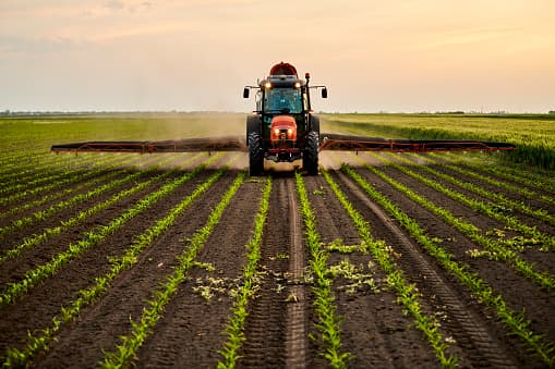 Aplicação de fertilizante em exploração agrícola
