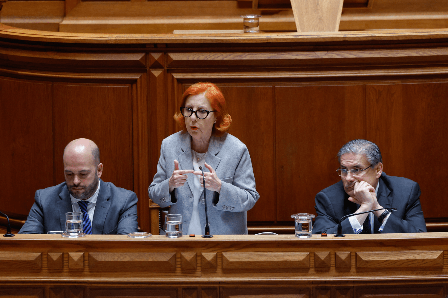 Ministra do Ambiente e Energia, Maria da Graça Carvalho, ladaeada pelo ministro dos Assuntos Parlamentares, Carlos Abreu Amorim, e pelo secretário de Estado Adjunto da Energia, Jean Barroca, intervém no debate setorial na Assembleia da República, Lisboa, 24 de abril de 2026 (António Pedro Santos/LUSA)