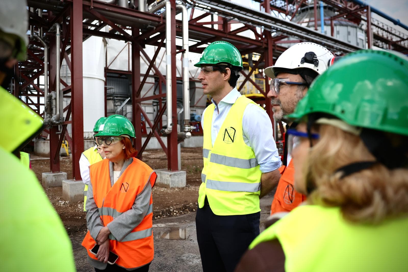 Ministra do Ambiente e Energia, Maria da Graça Carvalho, acompanhada pelo Comissário Europeu para o Clima, Wopke Hoekstra, na visita à Navigator Company, Setúbal, 12 de maio de 2026 (Sara Matos/MAEN)