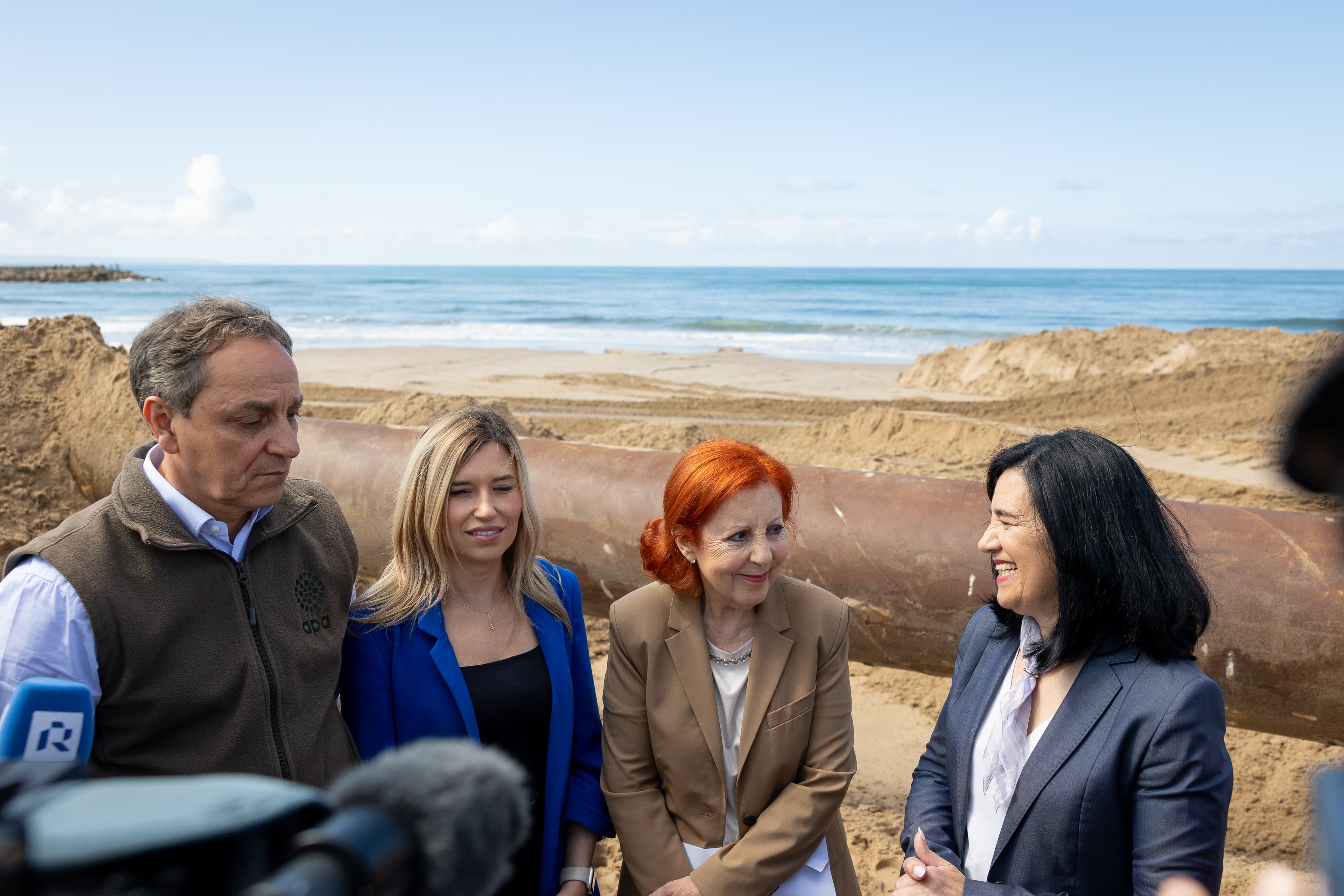Ministra do Ambiente e Energia, Maria da Graça Carvalho, na visita às obras de reposição de areia nas praias da Costa da Caparica, Almada, 13 de maio de 2026 (Sara Matos/MAEN)