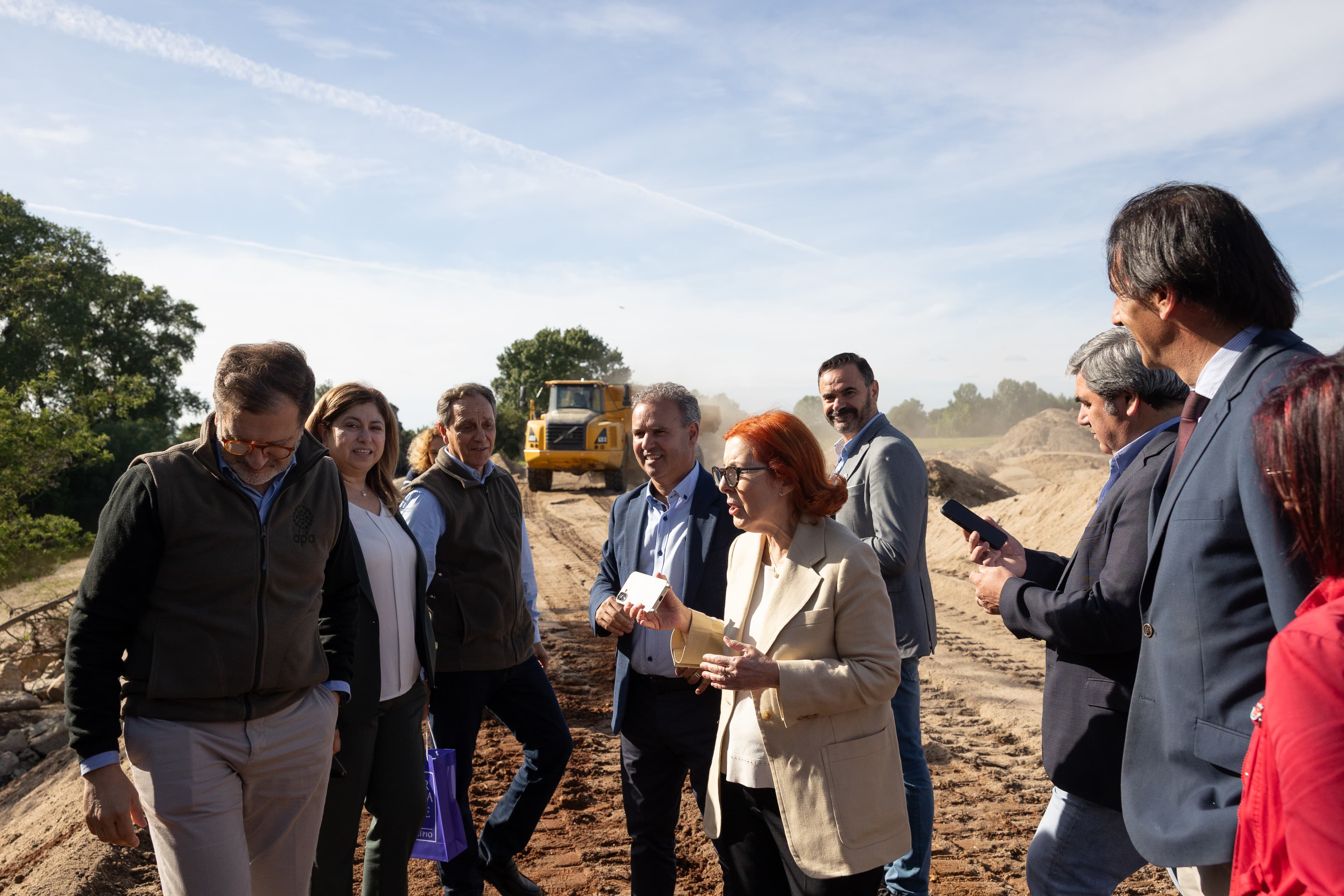 Ministra do Ambiente e Energia, Maria da Graça Carvalho, na visita às obras obras de reabilitação da margem do rio Vouga, Albergaria-a-Velha, 18 de maio de 2026 (Sara Matos/MAEN)
