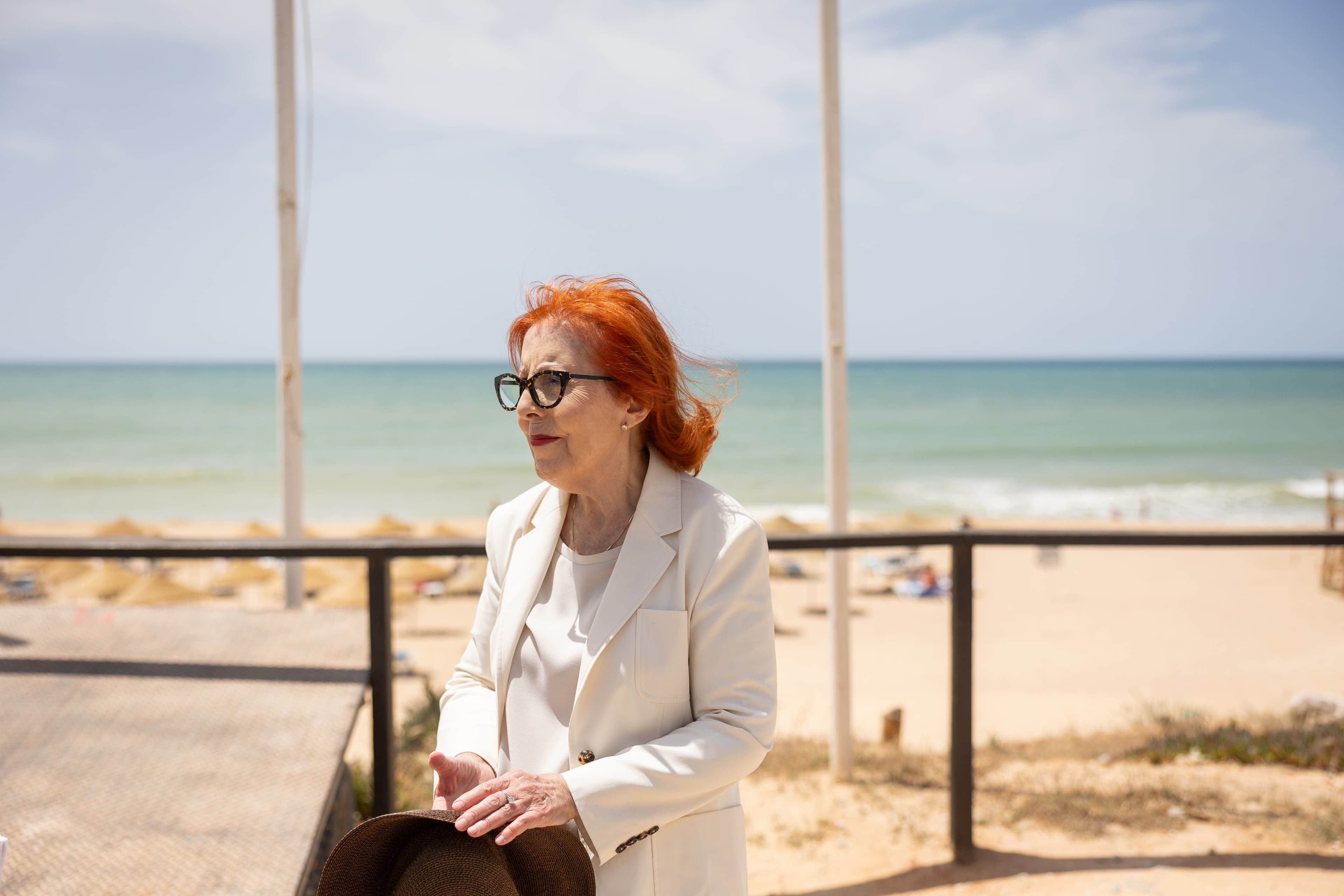 Ministra do Ambiente e Energia, Maria da Graça Carvalho, na visita à operação de reposição de areia na Praia do Garrão, Almancil, 23 de maio de 2026 (Sara Matos/MAEN)