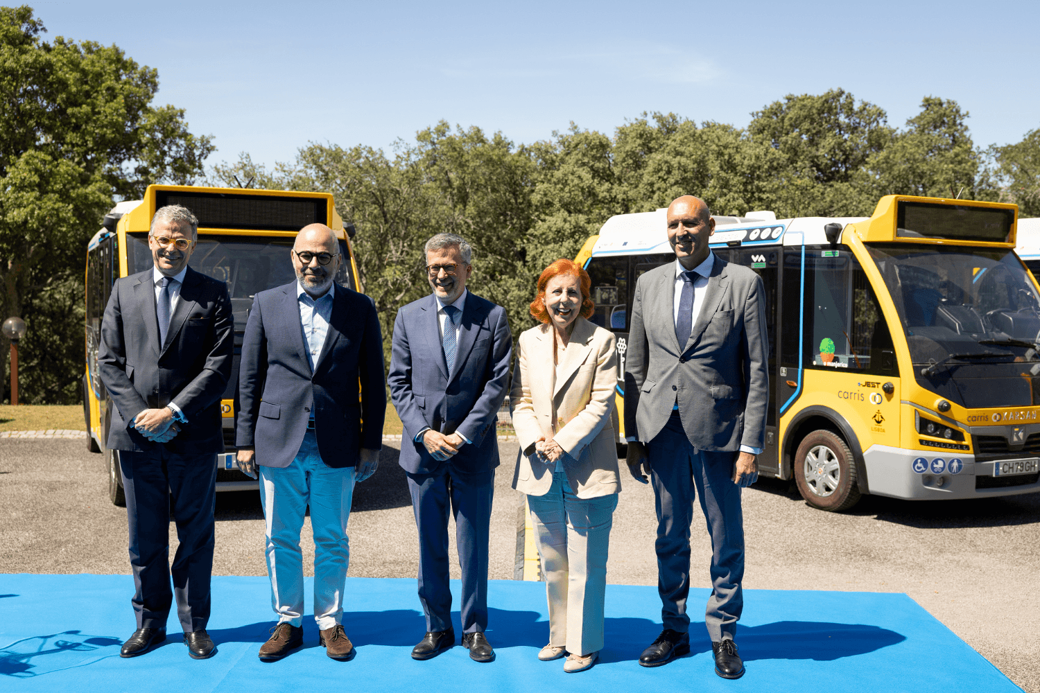 Ministro das Infraestruturas e Habitação, Miguel Pinto Luz acompanhado pela Ministra do Ambiente e Energia, Maria da Graça Carvalho, na sessão de apresentação dos minisautocarros elétricos, Lisboa, 1 de junho de 2026 (Sara Matos/MAEN)