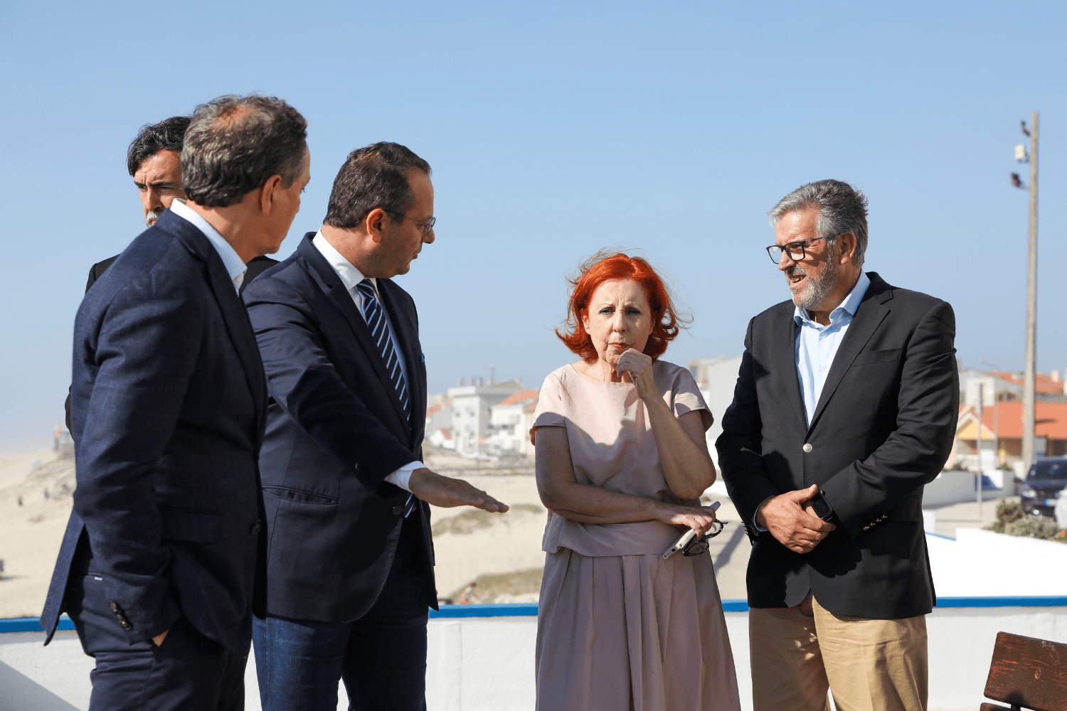A ministra do Ambiente e Energia, Maria da Graça Carvalho (3D) acompanhada por Paulo Vicente (2D) presidente da Câmara Municipal de Marinha Grande e por Gonçalo Lopes (D) presidente do Municipio de Leiria, José Pimenta Machado (2E) presidente da APA , visita as praias de Pedrógão, em Leiria, e as praias da Vieira e de São Pedro de Moel, na Marinha Grande, fortemente afetadas pelas intempéries do inverno, Praia do Pedrogão, Leiria, 1 julho 2026. (PAULO CUNHA/LUSA)