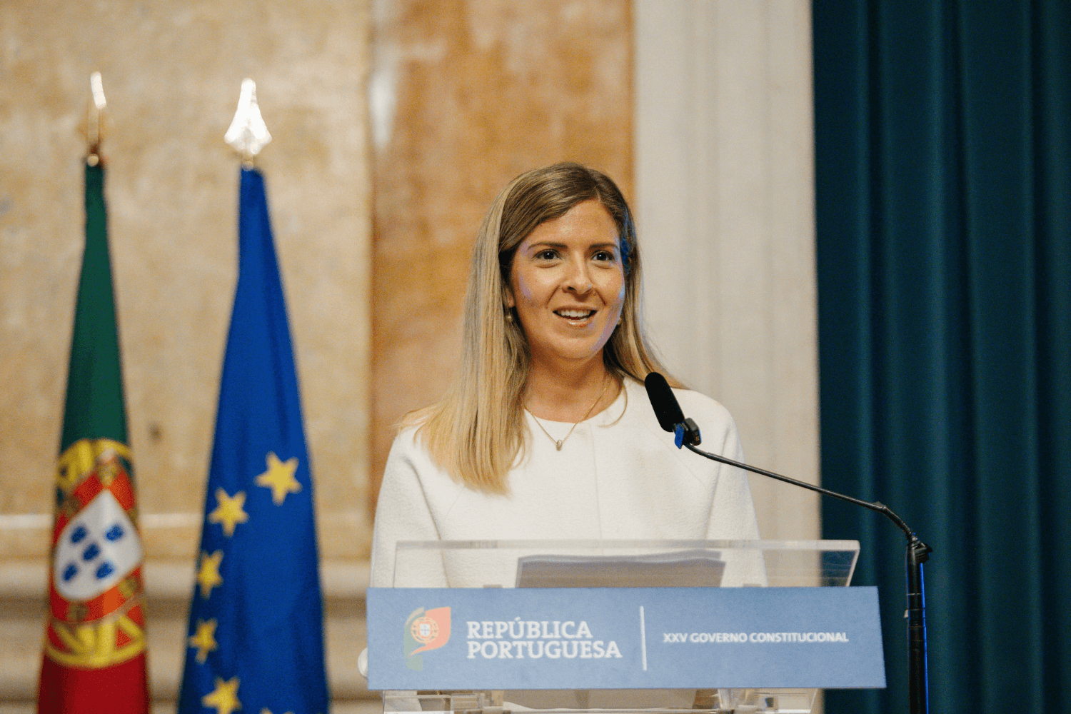 Ministra da Cultura, Juventude e Desporto, Margarida Balseiro Lopes, na cerimónia de posse do comissário-geral para as Comemorações dos 900 anos da Fundação de Portugal, Paulo Portas, a 22 de julho, no Palácio Nacional da Ajuda, em Lisboa. (GMCJD/MARIANA VALLE LIMA)
