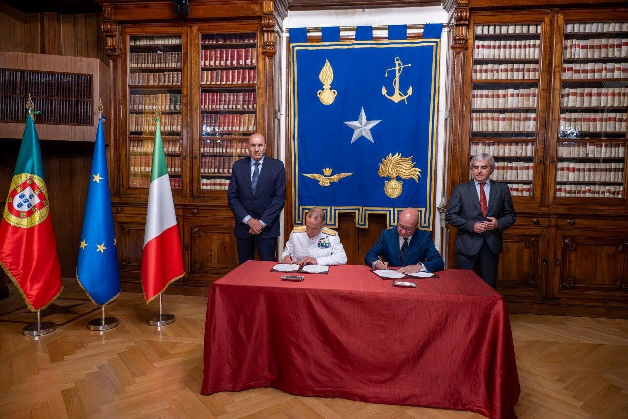 Ministro da Defesa Nacional, Nuno Melo, e Ministro da Defesa italiano, Guido Crosetto, na assinatura do acordo para compra de três fragatas, Roma, 20 de julho de 2027