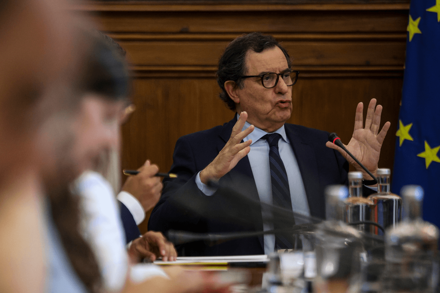 Ministro da Economia e Coesão Territorial, Manual Castro Almeida, na audição regimental na Comissão Parlamentar da Reforma do Estado e Poder Local, Assembleia da República, 17 de junho de 2026 (Tiago Petinga/LUSA)