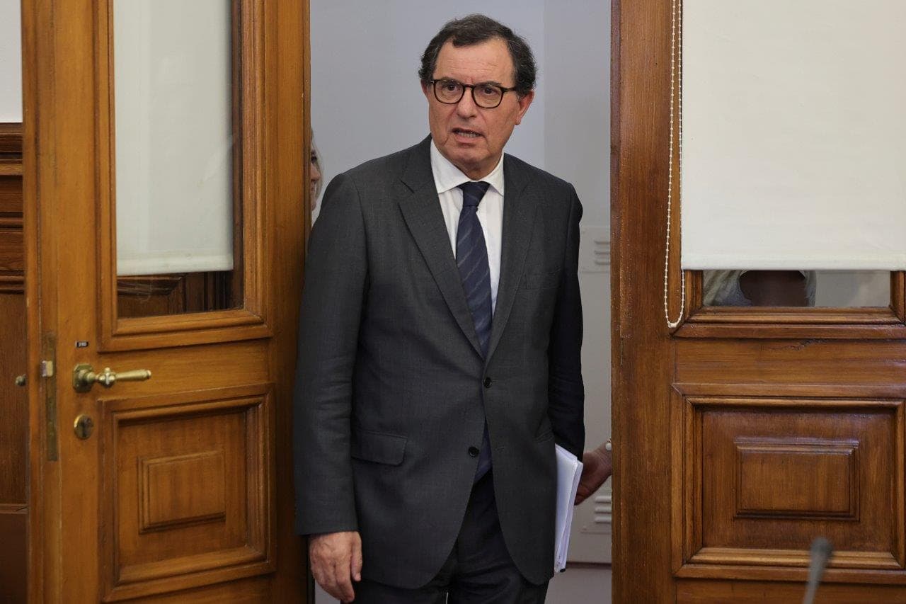 Ministro da Economia e Coesão Territorial, Castro Almeida, à entrada para a Comissão Parlamentar Eventual que acompanha o PTRR - Portugal Transformação, Recuperação e Resiliência, Assembleia da República, 9 de julho de 2026 (Manuel de Almeida/Lusa)