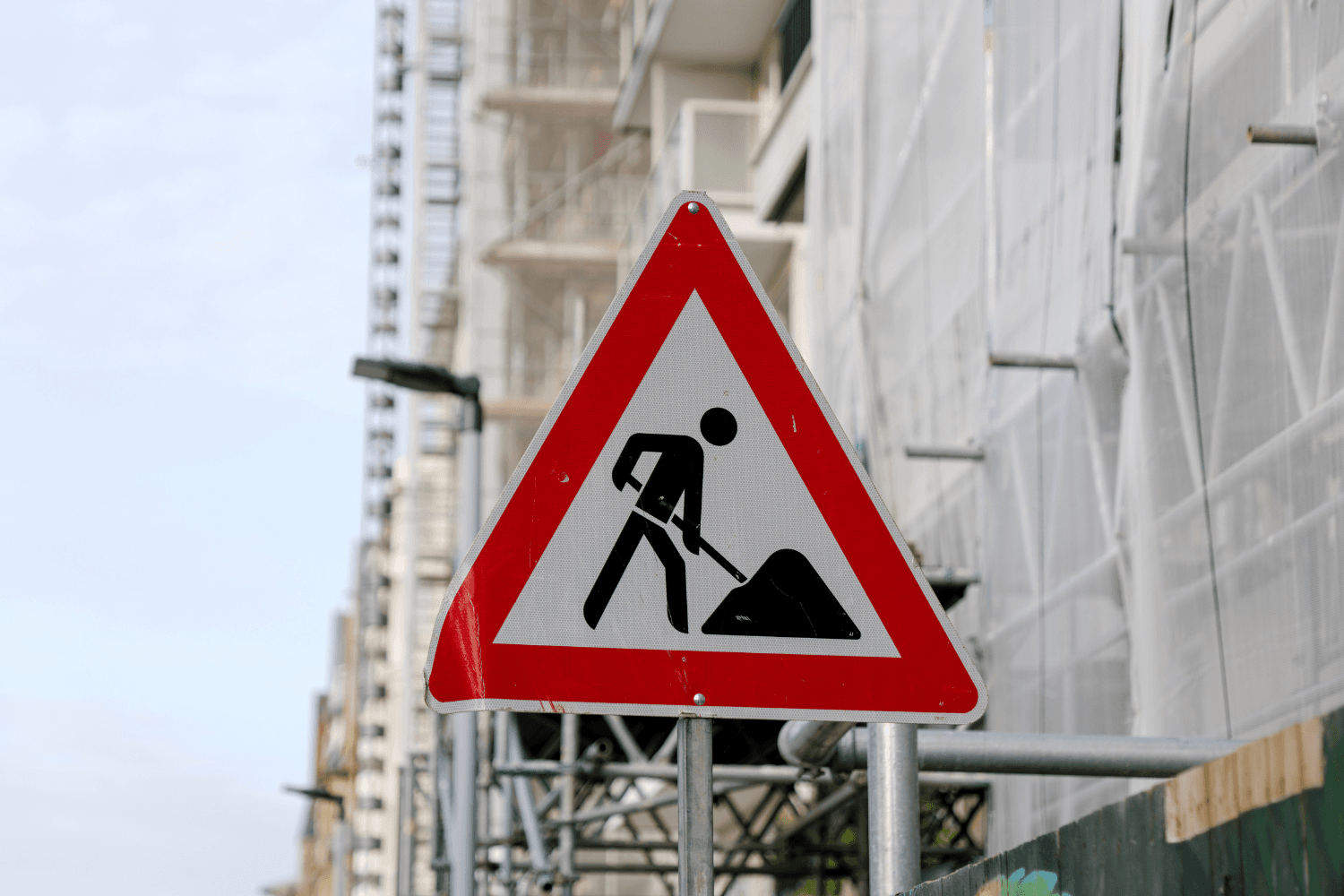 Obras de recuperação de infraestruturas públicas afetadas pelas tempestades, apoiadas pelo Fundo de Emergência Municipal