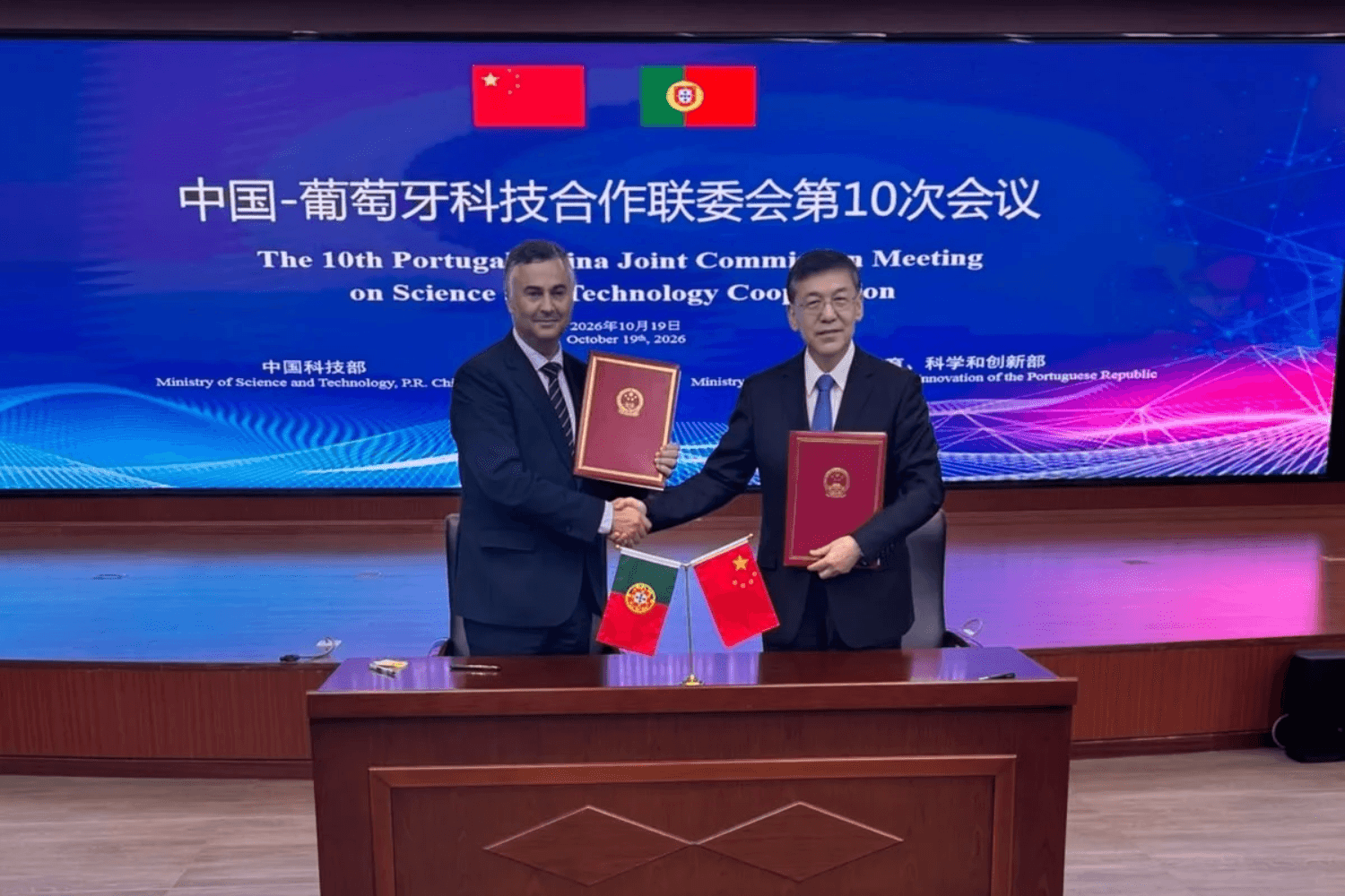 Ministro da Educação, Ciência e Inovação, Fernando Alexandre e o Ministro da Ciência e Tecnologia da República Popular da China, Yin Heju. Pequim. 19 de outubro 2026