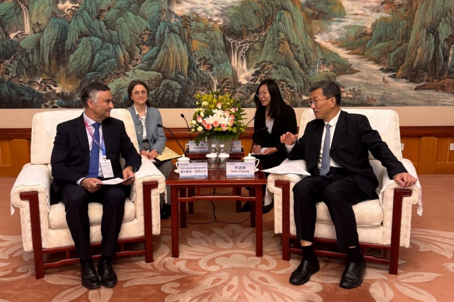 Ministro da Educação, Ciência e Inovação de Portugal, Fernando Alexandre, e o Ministro da Educação da China, Huai Jinpeng, 15 de outubro, Tianjin, China