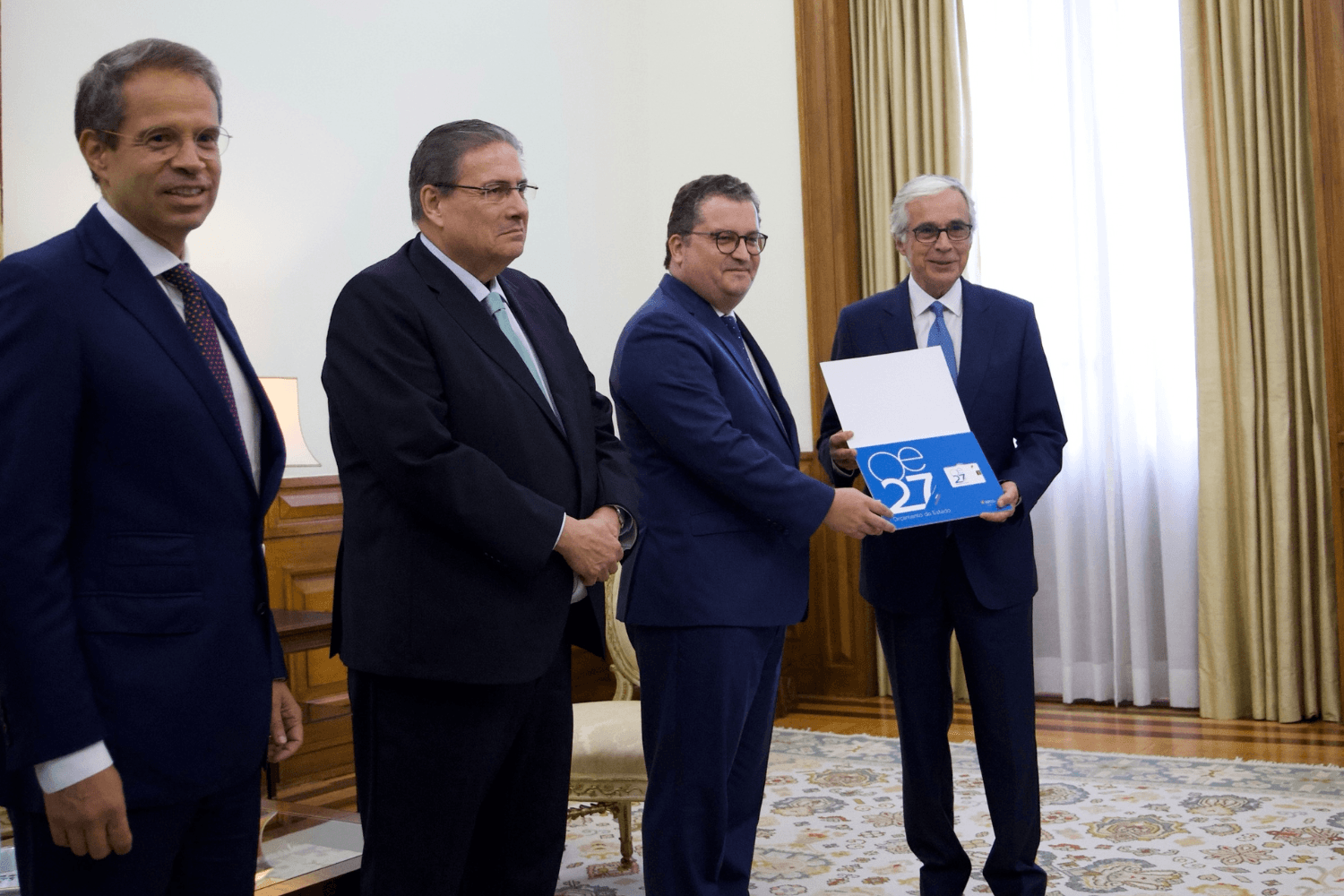Ministro de Estado e das Finanças, Joaquim Miranda Sarmento e Ministro dos Assuntos Parlamentares, Carlos Abreu Amorim, na entrega da proposta de Orçamento do Estado, Assembleia da República, 8 outubro 2026 (João Bica/SGGov)