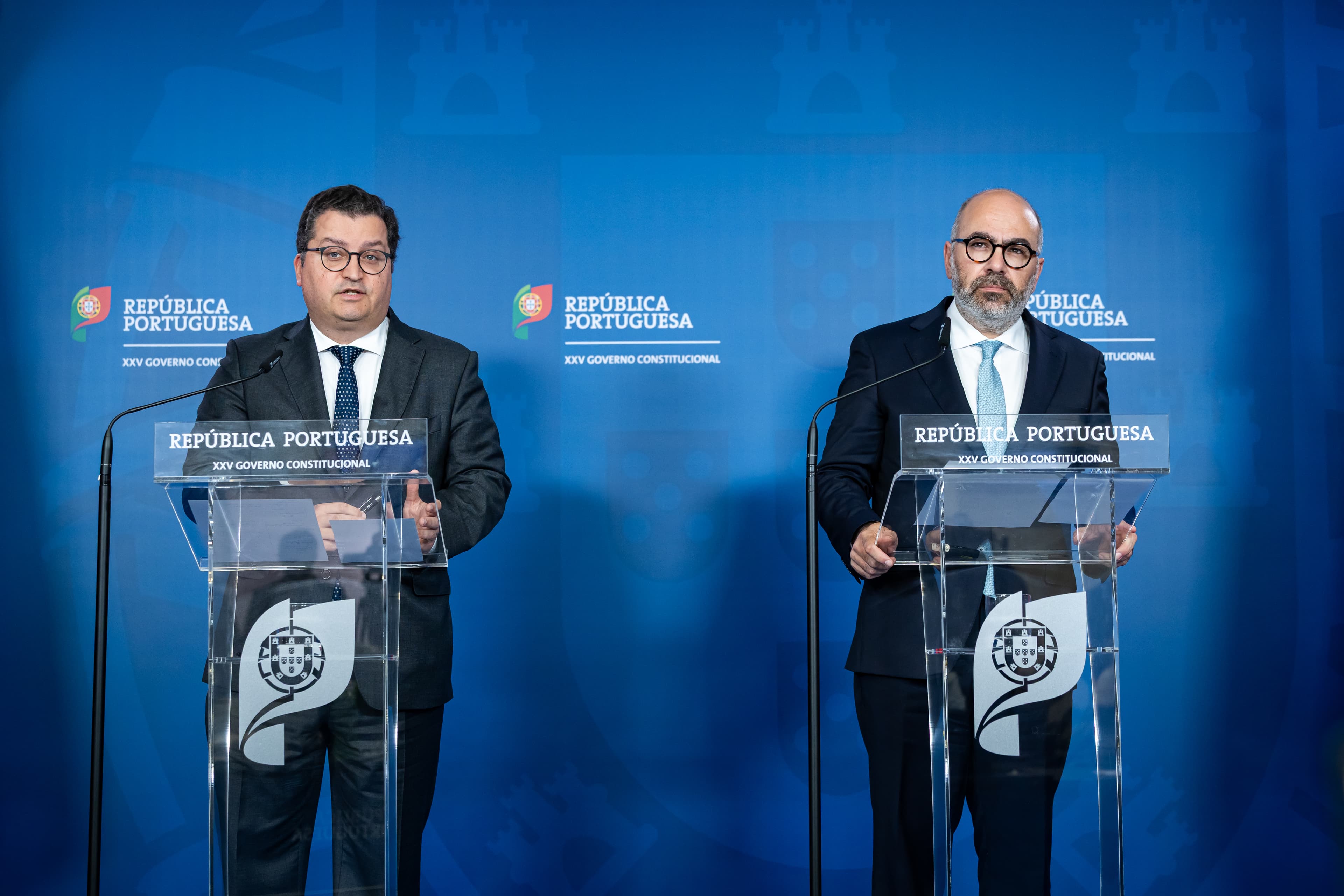 Ministro de Estado e das Finanças, Joaquim Miranda Sarmento, e o Ministro das Infraestruturas e Habitação, Miguel Pinto Luz