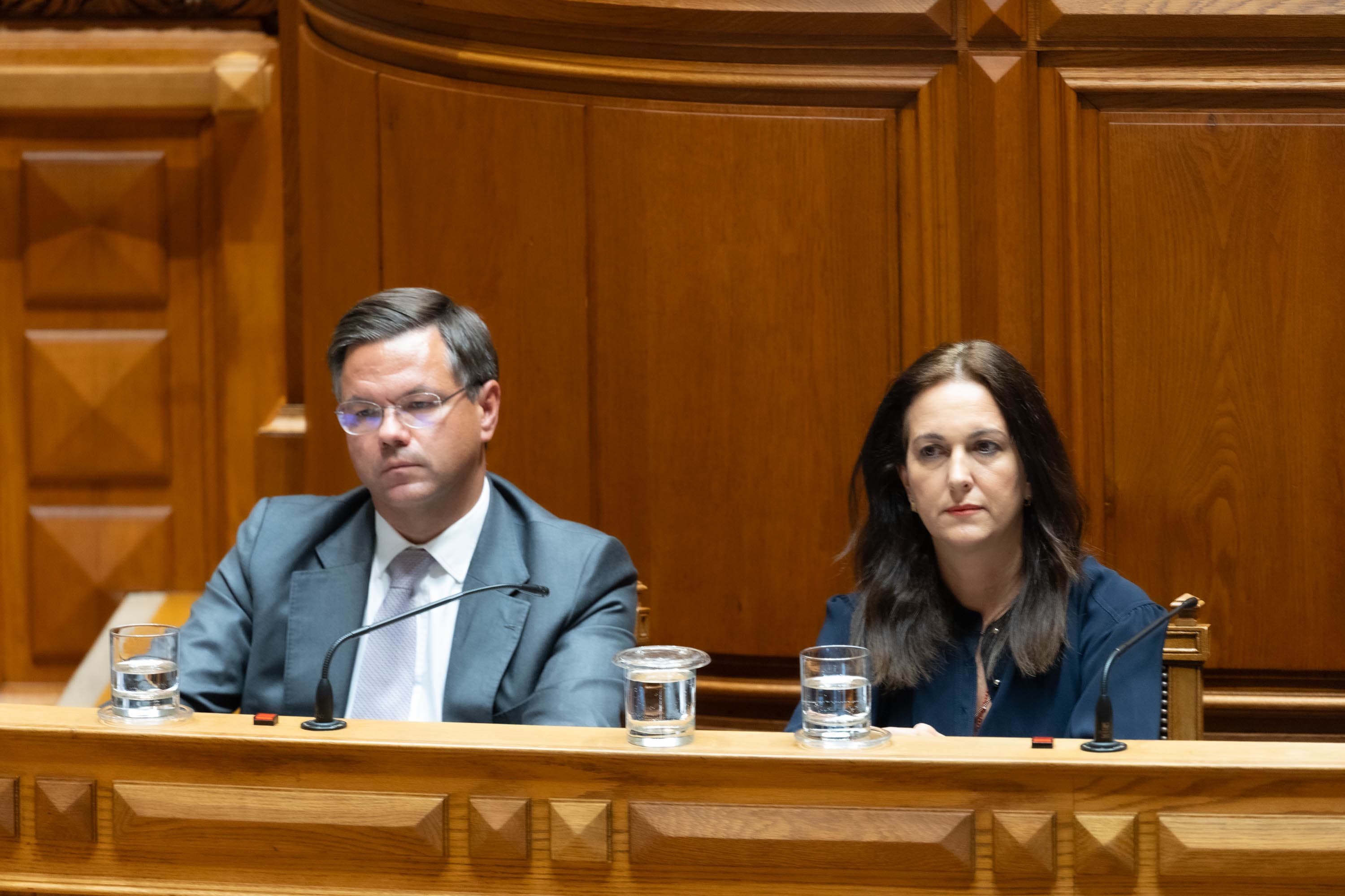 Ministro Adjunto e da Reforma do Estado, Gonçalo Matias, e a Ministra da Justiça, Rita Alarcão Júdice, na Assembleia da República, dia 16 de setembro 2026. (João Bica/SG Governo)