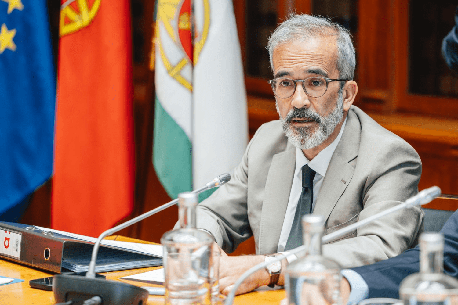 O ministro dos Negócios Estrangeiros, Paulo Rangel, durante a sua audição na Comissão de Negócios Estrangeiros e Comunidades Portuguesas, sobre as divergências relativas à utilização da Base das Lajes, na Assembleia da República, em Lisboa, 17 de junho de 2026. (André Dias Nobre / GMNE)