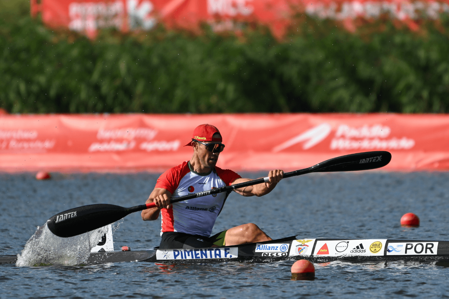 Fernando Pimenta, canoísta português, conquista o título mundial em K1 1000 metros nos Campeonatos do Mundo de Canoagem de Velocidade e Paracanoagem, em Poznan, Polónia. (EPA/Jakub Kaczmarczyk - 26 de agosto de 2026)