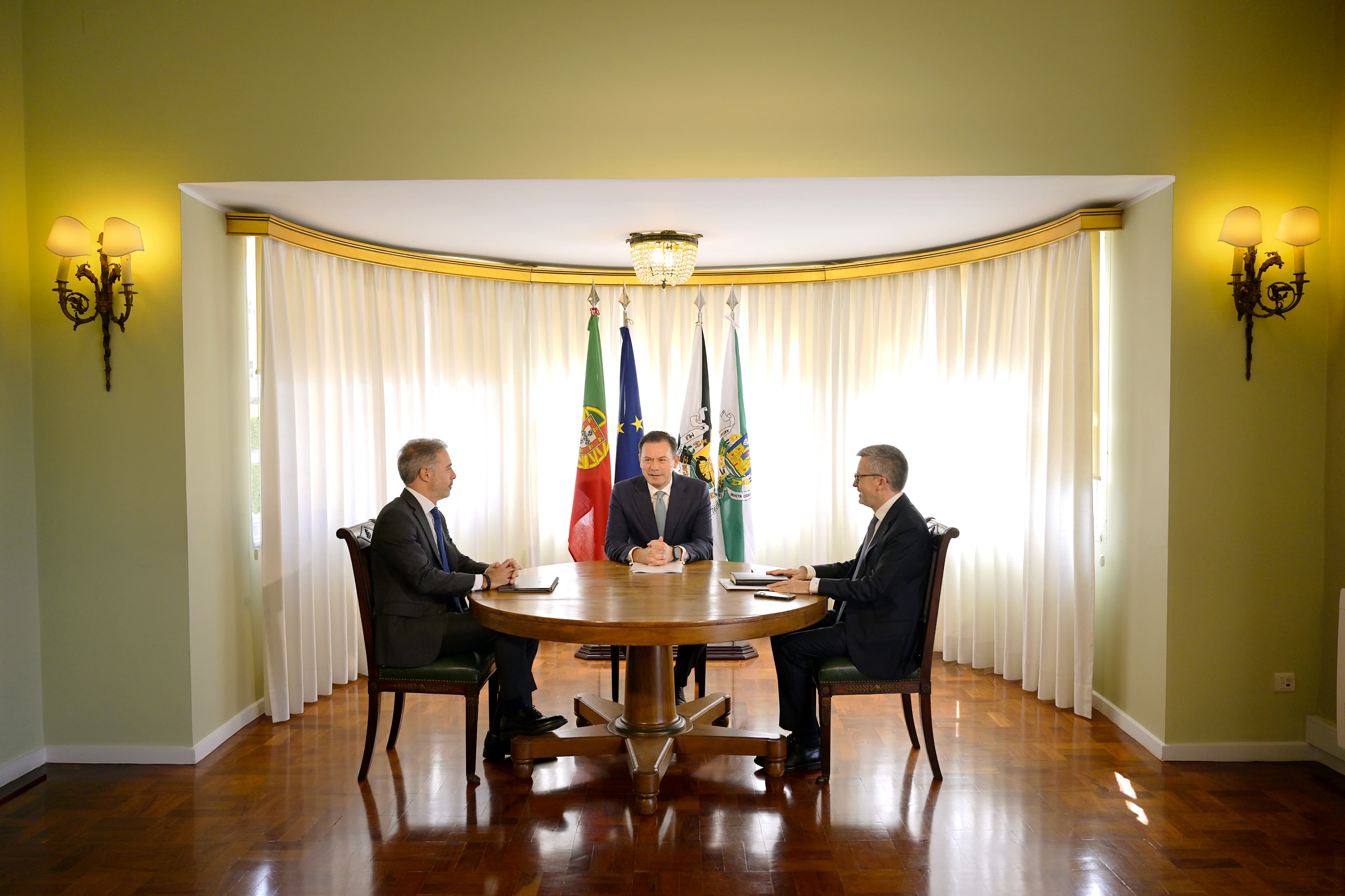 Reunião entre o Primeiro-Ministro, Luís Montenegro, e os presidentes das Câmaras Municipais do Porto e de Lisboa, Pedro Duarte e Carlos Moedas
