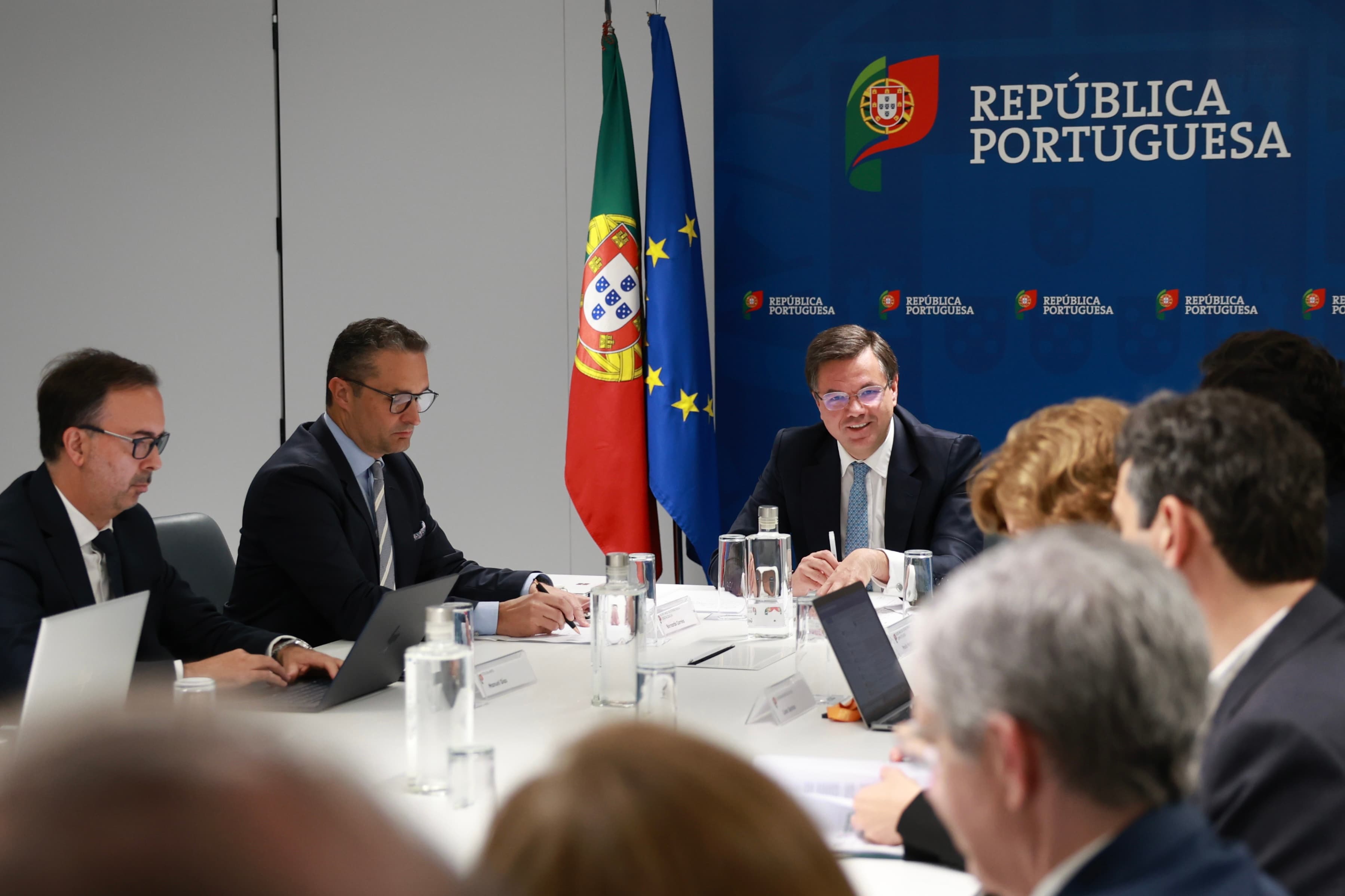 O Ministro Adjunto e da Reforma do Estado, Gonçalo Matias, preside à primeira reunião da Rede de Simplificação e Tecnologias do Estado, no Campus XXI, em Lisboa (MARE/Diana Quintela)