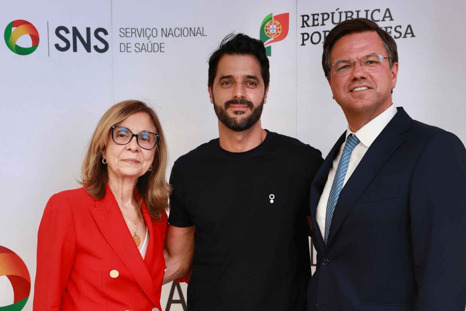 Ministro Adjunto e da Reforma do Estado, Gonçalo Matias acompanhado pela Ministra da Saúde, Ana Paula Martins, na assinatura dos protocolos de colaboração entre nove Unidades Locais de Saúde e a empresa portuguesa Sword Health, em Lisboa, 18 de maio de 2026 (Diana Quintela)