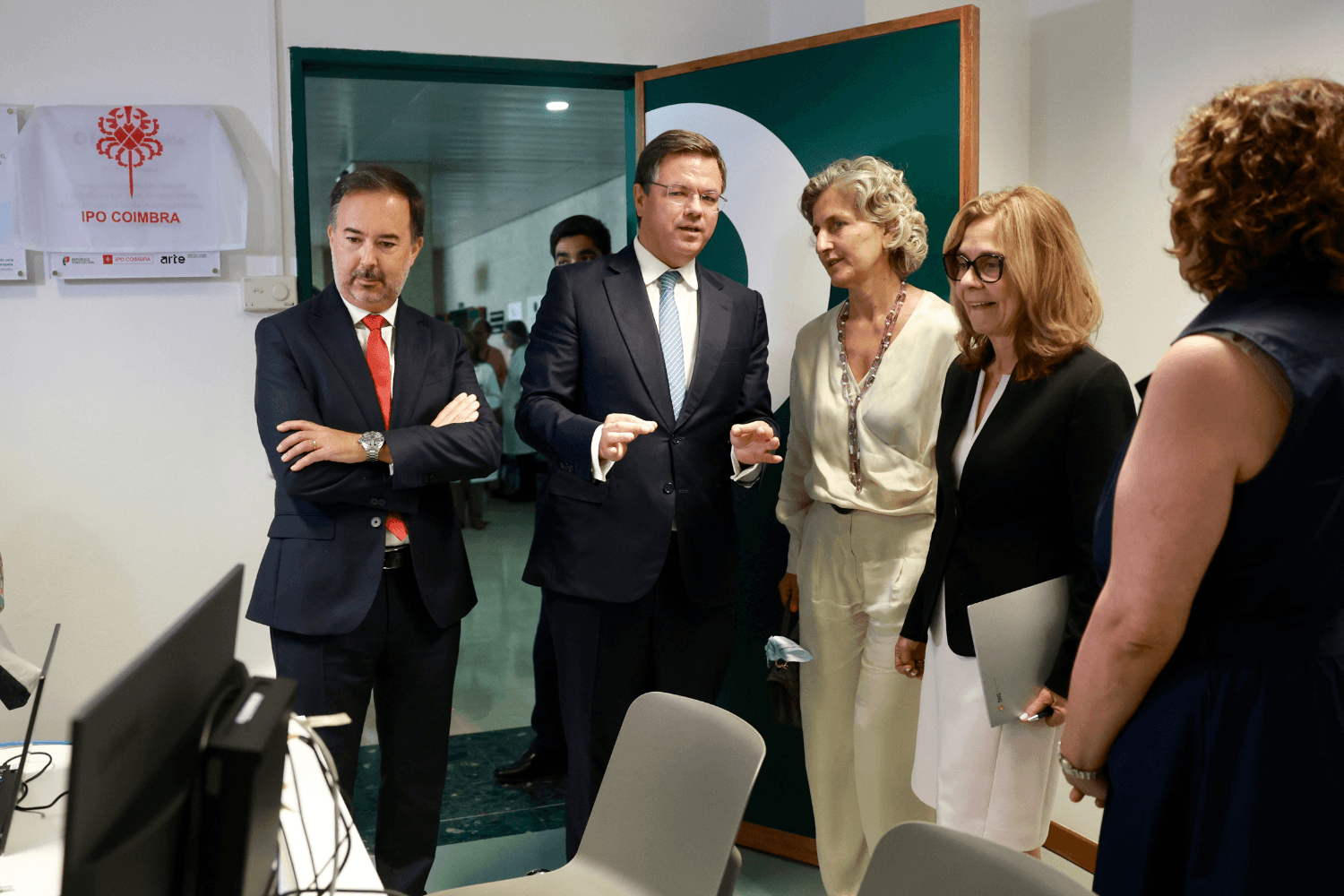O ministro-adjunto da Reforma do Estado, Gonçalo Matias, a ministra da Saúde, Ana Paula Martins, a presidente da Câmara de Coimbra, Ana Abrunhosa e a diretora do IPO de Coimbra, Maria Margarida Ornelas, na inauguração do Espaço Cidadão no IPO de Coimbra, no dia 13 de julho de 2026. (Diana Quintela, GMARE)