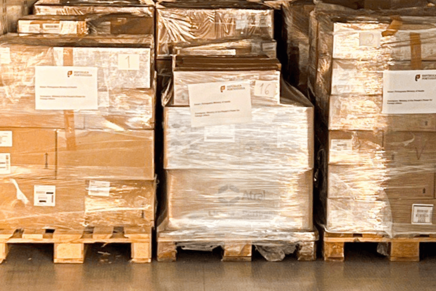 Paletes com medicamentos e produtos de saúde preparados para envio para a Venezuela, no âmbito da segunda doação promovida pelo Governo português